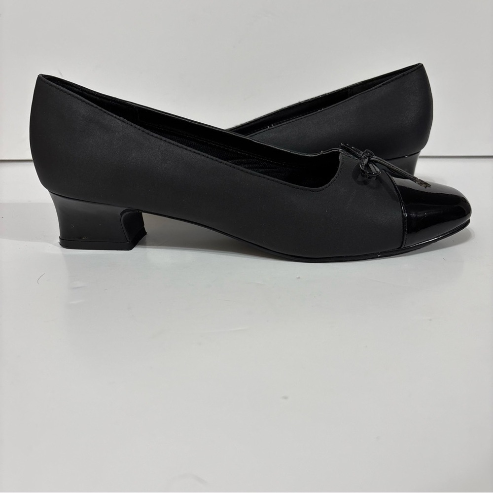 Soft‎ Style. Sarah Hush Puppy
Women's Black Dress Shoes Size 9.5 M - Picture 3 of 6